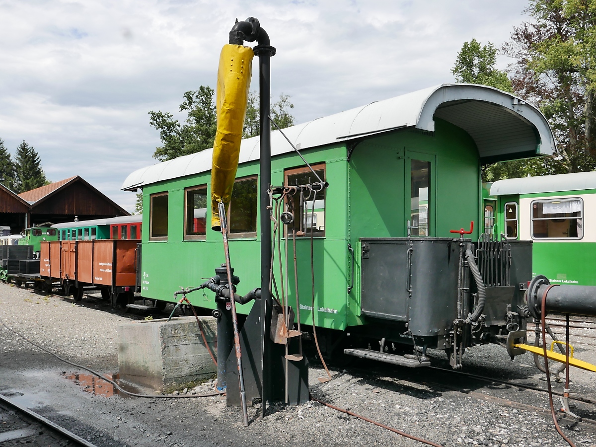 Wasserkran und Personenwagen Bi/s 35 der Stainzer Lokalbahn im Bahnhof Stainz, 04.08.2019