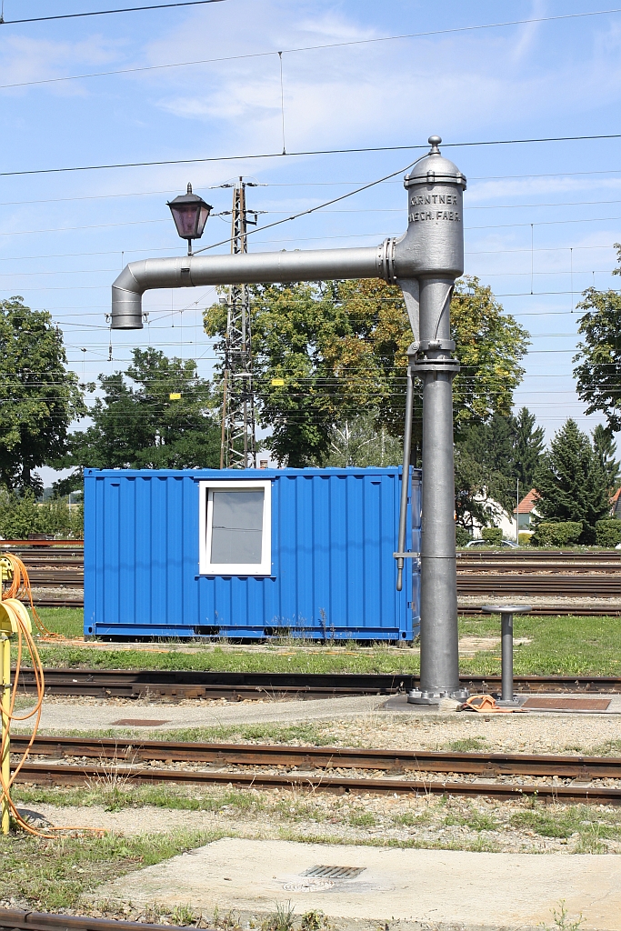 Wasserkran preußischer Bauart im Bf. Sigmundsherberg. Bild vom 29.August 2014.