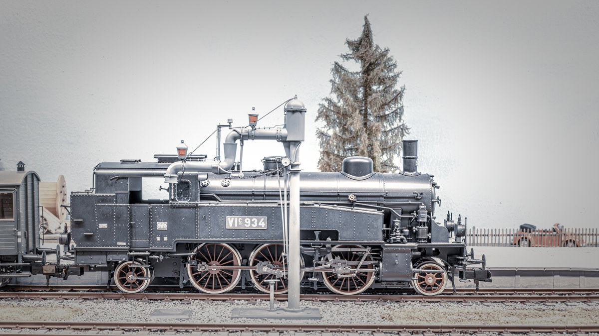 Wassernehmen beendet ,.... 
Badische Dampflok auf der privaten Spur 1 Anlage bei den Freunden der Sulmtalbahn. 
23.01.2020