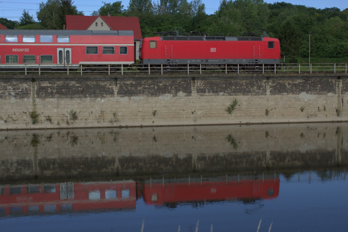 Wasserspiegelung des Lokbespannten Doppelstockzuges mit der BR 143 in Bad Kösen 28.06.2015 um 9Uhr.