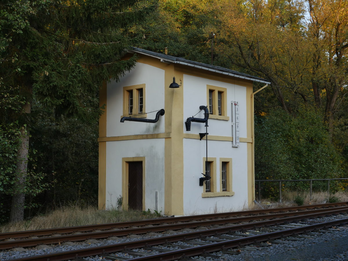 Wasserturm + Wasserkran = Wasserhaus / Wasserstation von 1890 (noch aus der Schmalspurzeit) in Bärenstein (bei Glashütte/Sachsen) (Müglitztalbahn Mügeln (Heidenau) - Altenberg / Erzgebirge; 13.10.2018
