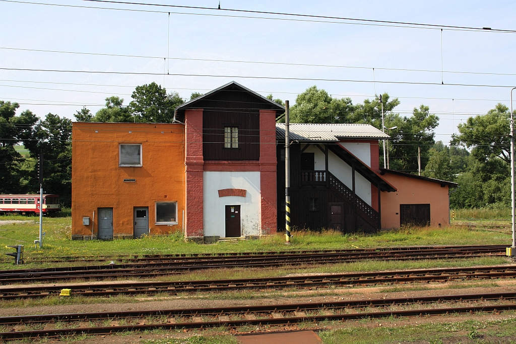 Wasserturm mit angebauten Verwaltungsgebäude beim Bahnhof Letohrad. Bild vom 21.Juli 2018.