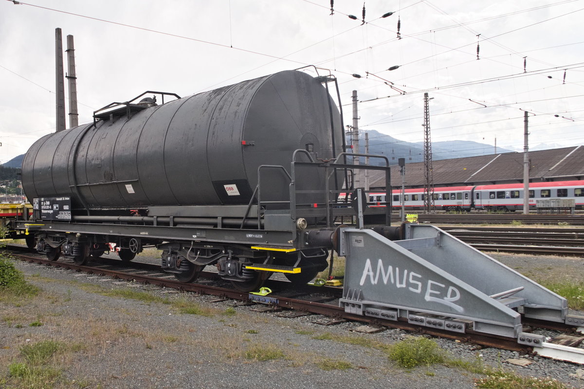 Wasserwagen der ÖBB Infrastruktur 80 81 A-ÖBB 978 8 201-8 mit Heimatbahnhof St. Anton ist am Frachtenbhf. Innsbruck abgestellt. Aufgenommen 3.6.2020 von einer öffentlich zugänglichen Zufahrtsstraße aus. 