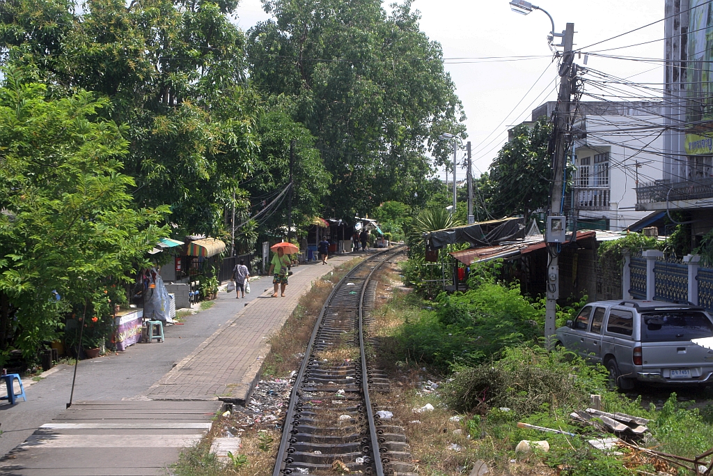 Wat Sai Station am 04.Juni 2018, aufgenommen vom letzten Wagen des ORD 4324 (Mahachai - Wongwian Yai).