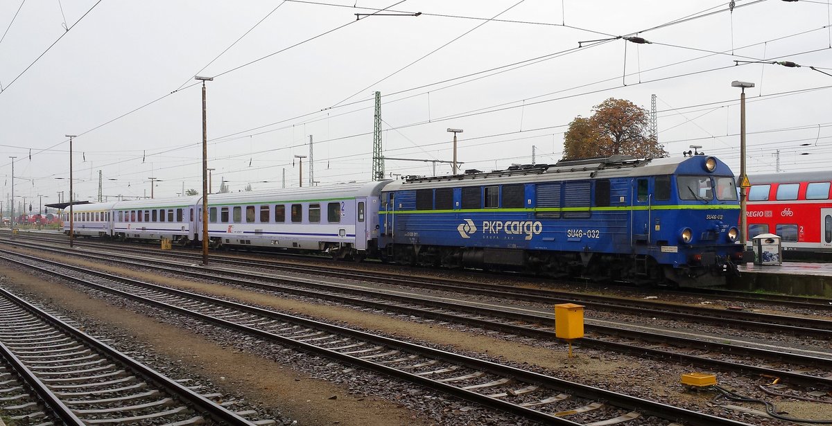 [Wawel Spezial] Am 16.10.2014 schaute ich mir das letzte mal den Lokwechsel in Cottbus an. Nachdem nun die Baureihe 101 den Zug verlassen hatte, setzte sich die polnische SU46-032 vor den Zug und fuhr ihn weiter in Richtung Kraukau.