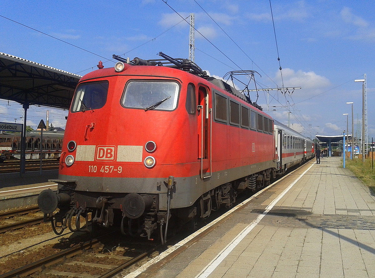 [Wawel Spezial] Am 29.07.2013 hatte 110 457-9 die Aufageb den EC nach Berlin zu fahren. Hier aufgenommen, nachdem der Lokwechsel in Cottbus abgeschlossen war. Besonderheit war zu dieser Periode, dass ein Bvmkz als zusätzlichen Wagen verkehrte.