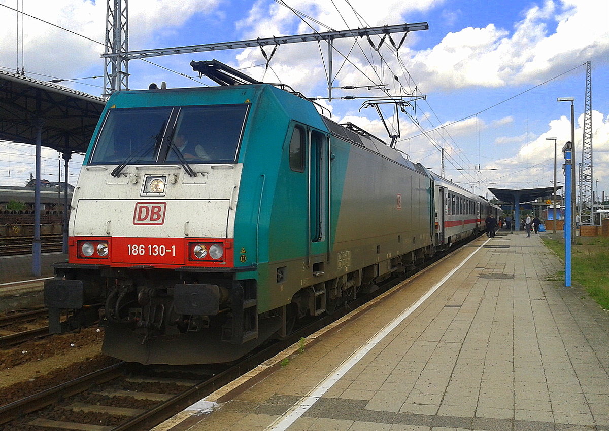 [Wawel Spezial] In dieser kleinen Reihe möchte ich euch meine Bilder der vergangenen Jahre zeigen. Nachdem ich mich verabschiedet hatte, hat mich doch ab und zu die Lust wieder gepackt. Teilweise mit Handy, teilweise mit der alten Kamera. Hier nun möchte ich euch das  Wawel Spezial  zeigen. Auf dem Bild ist 186 130-1 mit dem EC Wawel zu sehen, der auf dem Weg nach Berlin ist. Sehr sehr selten, dass so eine Lok den EC fuhr. Cottbus den 01.07.2013 