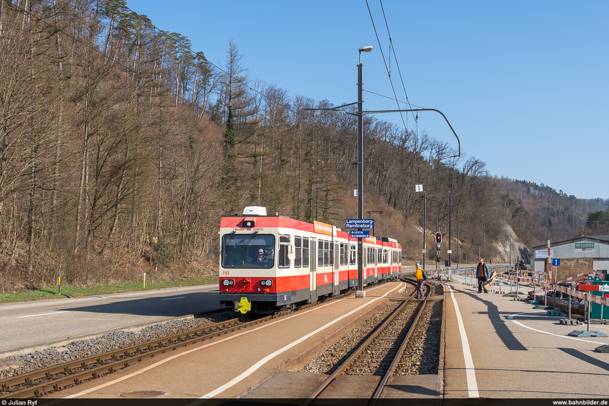 WB BDe 4/4 13 am 28. Februar 2021 an der Haltestelle Lampenberg-Ramlinsburg.<br>
Noch bis am 5. April 2021 ist die alte Waldenburgerbahn auf 75 cm Spurweite in Betrieb. Danach wird die Strecke während 1.5 Jahren komplett auf Meterspur umgebaut und gleichzeitig umfassend modernisiert.