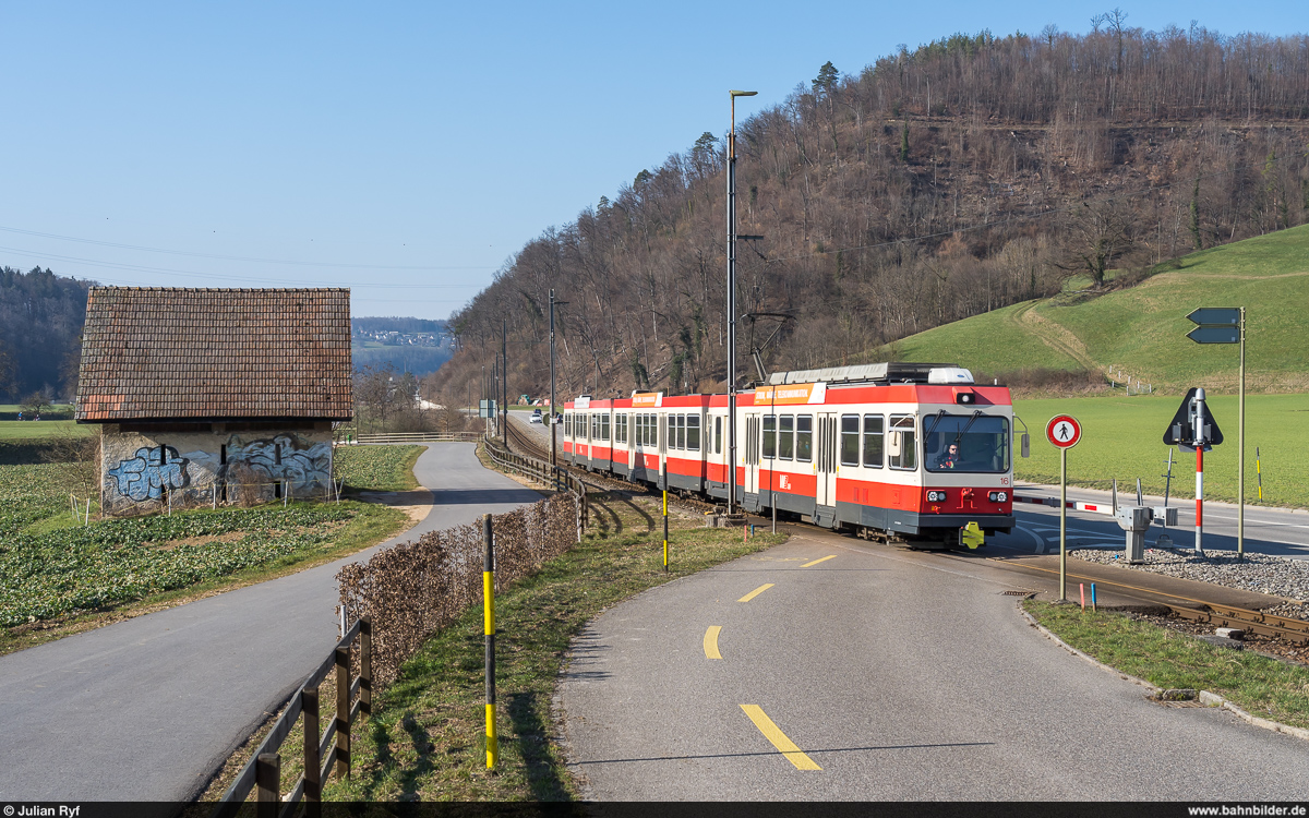 WB BDe 4/4 16 am 28. Februar 2021 zwischen Talhaus und Lampenberg-Ramlinsburg.<br>
Noch bis am 5. April 2021 ist die alte Waldenburgerbahn auf 75 cm Spurweite in Betrieb. Danach wird die Strecke während 1.5 Jahren komplett auf Meterspur umgebaut und gleichzeitig umfassend modernisiert.