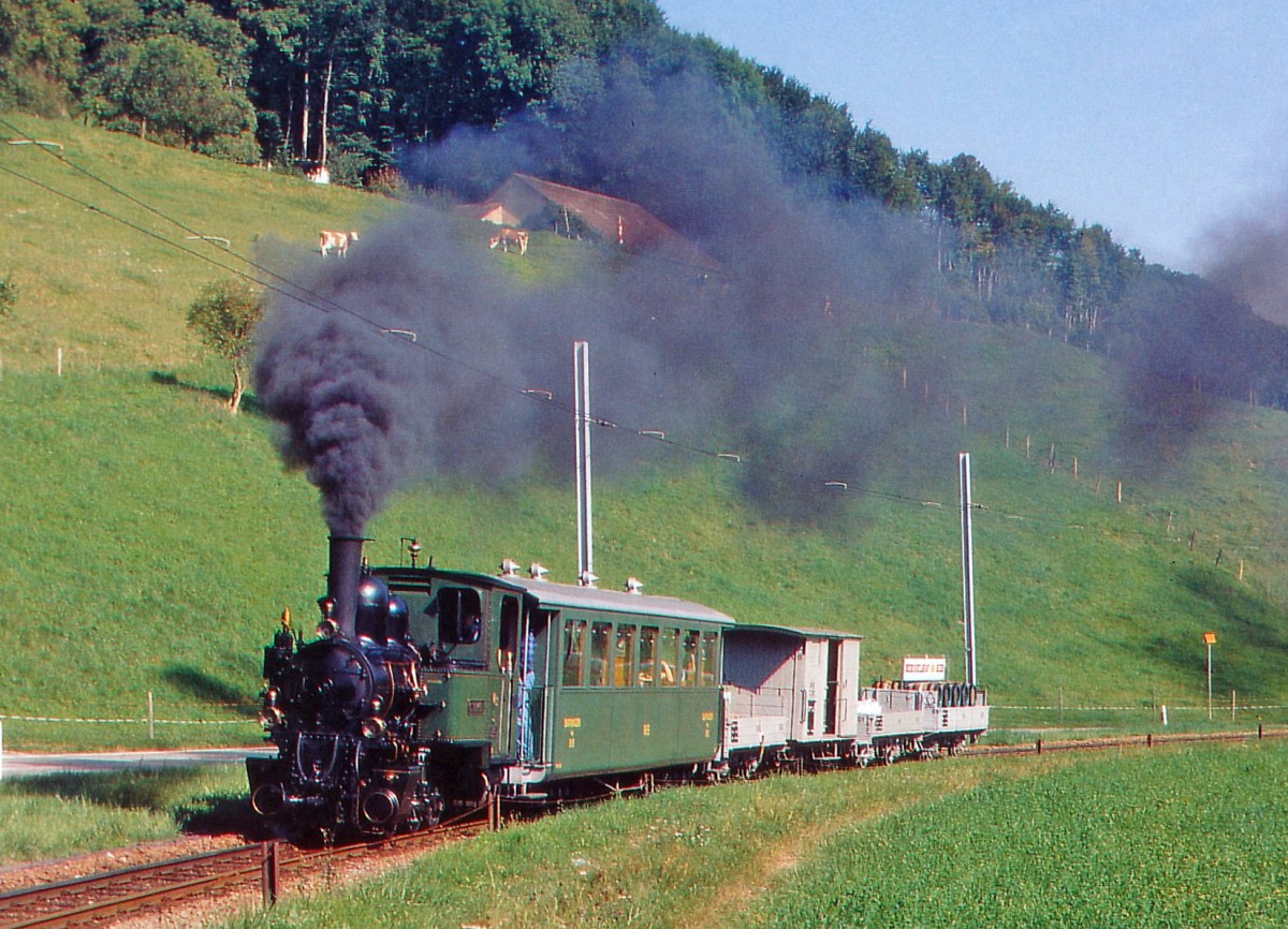 WB: Der Dampfbetrieb auf dem Waldenburgerli ist stark gefährdet. Weil die Originalpersonenwagen aus den 1930er Jahren, die für den letztjährigen Betrieb notsaniert worden waren, für 1,5 bis 2 Millionen Franken vollständig überholt werden müssen, verkehren im Jahre 2015 keine Dampfzüge im Waldenburgertal zwischen Waldenburg und Liestal. Auch die ferne Zukunft des Dampfbetriebes ist ungewiss. Spricht sich nämlich das Parlament des Kantons Baselland für die Verbreiterung der Spur auf 100 Zentimeter aus, hat die  GEDEON THOMMEN , 1902 mit ihrer Spurweite von 75 Zentimeter (schmälste Spurweite der Schweiz) für immer ausgedampft. Gemischter Dampfzug im  Käsloch  zwischen Niederdorf und Hölstein unterwegs am 24. September 2005 anlässlich der Feierlichkeiten zum Jubiläum 125 Jahre Waldenburgbahn.
Foto: Walter Ruetsch  