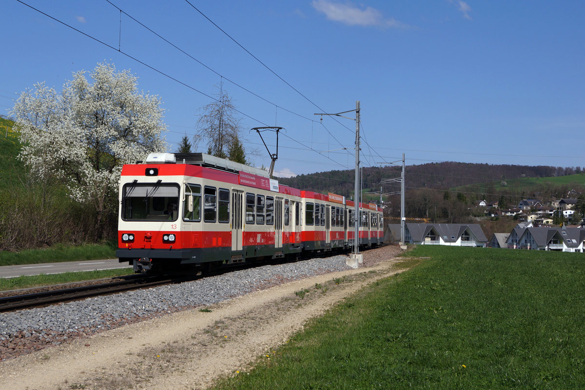 WB/BLT: Zug der Linie 19 Waldenburg-Liestal mit BDe 4/4 13 auf der Fahrt nach Waldenburg zwischen Hölstein und Niederdorf am 1. April 2017.
Hier handelt es sich um die einzige Privatbahn der Schweiz mit einer Spurweite von nur 750 mm, was sich leider bald ändern wird. Nach dem neuen Konzept sollen in Zukunft selbstfahrende Züge mit einer grösseren Spurweite zwischen Waldenburg und Liestal hin und her pendeln. Diese sehr grosse Investition in Zukunft erfordert auch einen grossen Eingriff in diese herrliche Landschaft, die sich stark verändern wird. Der Dampfzug soll als Denkmal erhalten bleiben. Dadurch kann er vor der Verschrottung bewahrt werden.  
Foto: Walter Ruetsch