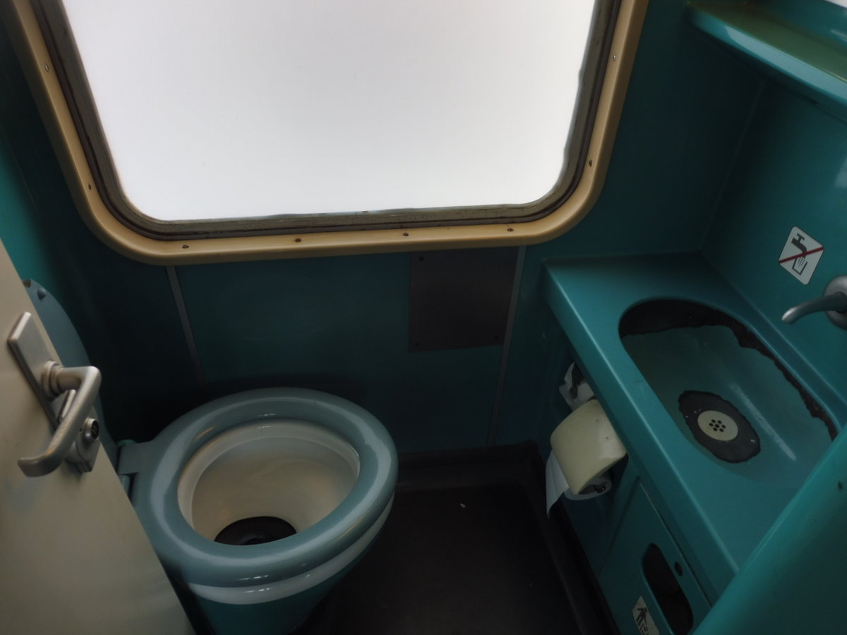 WC-Bereich des D-DB 50 8022-34 088 Bnrz 451.1 mit Stadler 06 Design ex München, Wagen mittlerweile z. Leipzig-Engelsdorf. IRE Stuttgart Hbf -> Tübingen, November 2018