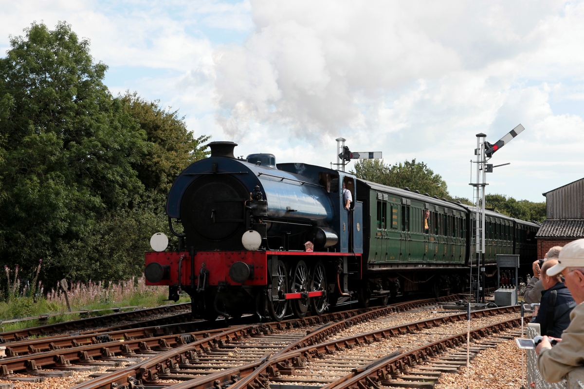 WD192 WAGGONER mit ihrem Zug nach Wootton bei Ausfahrt aus Havenstreet Stn. am 04.09.2016 