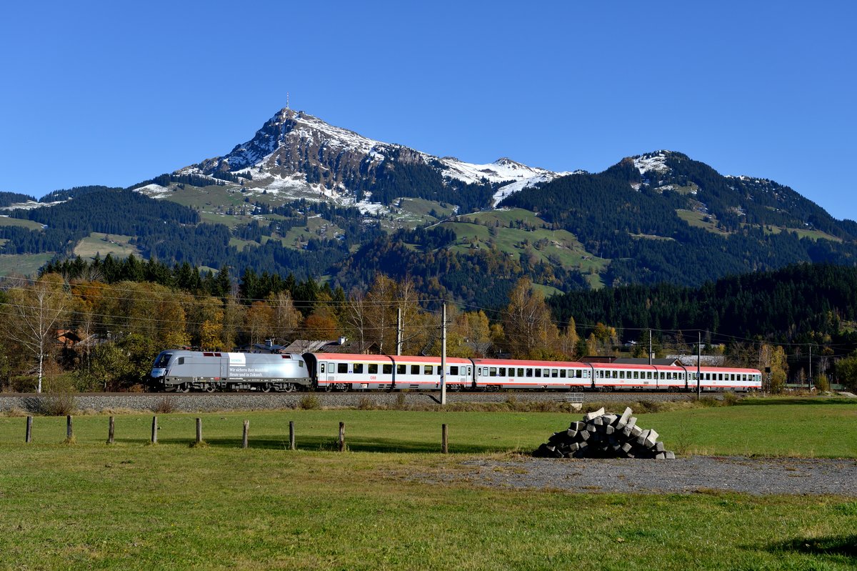 Wechsel nach Kitzbühel Schwarzsee. Der IC 542 sollte hier auf seiner Fahrt von Wien Westbahnhof nach Innsbruck unter dem Kitzbüheler Horn abgelichtet werden. Am 02. November 2014 überraschte die neue Siemens-Werbelok 1116.141 als Zuglok.