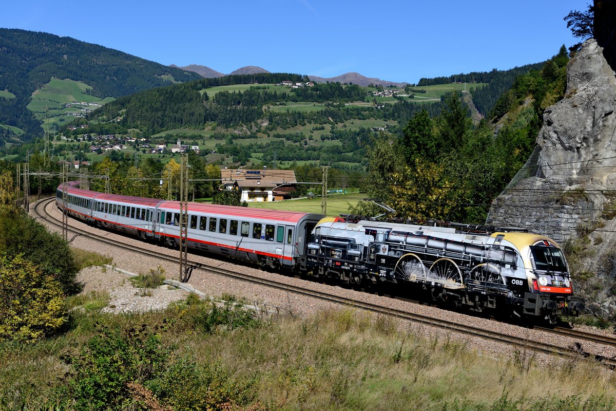 Wechsel zur Brenner Südrampe: Am 23. September 2013 war die 1216 020 für die Beförderung des EC 85 nach Bologna Centrale eingeteilt, hier zu sehen bei Sterzing / Vipiteno.