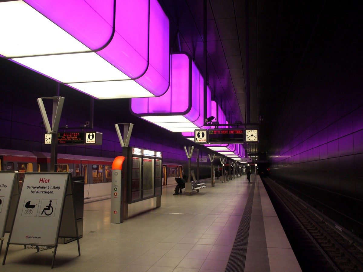 Wechselnde Farben (lila) an der Station  Hafencity Universität  der Linie U4; 26.11.2013

