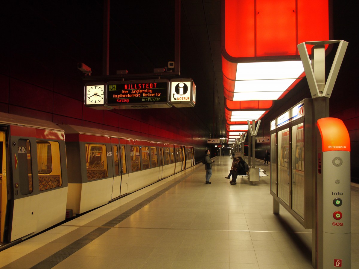 Wechselnde Farben (rot) an der Station  Hafencity Universität  der Linie U4; 26.11.2013
