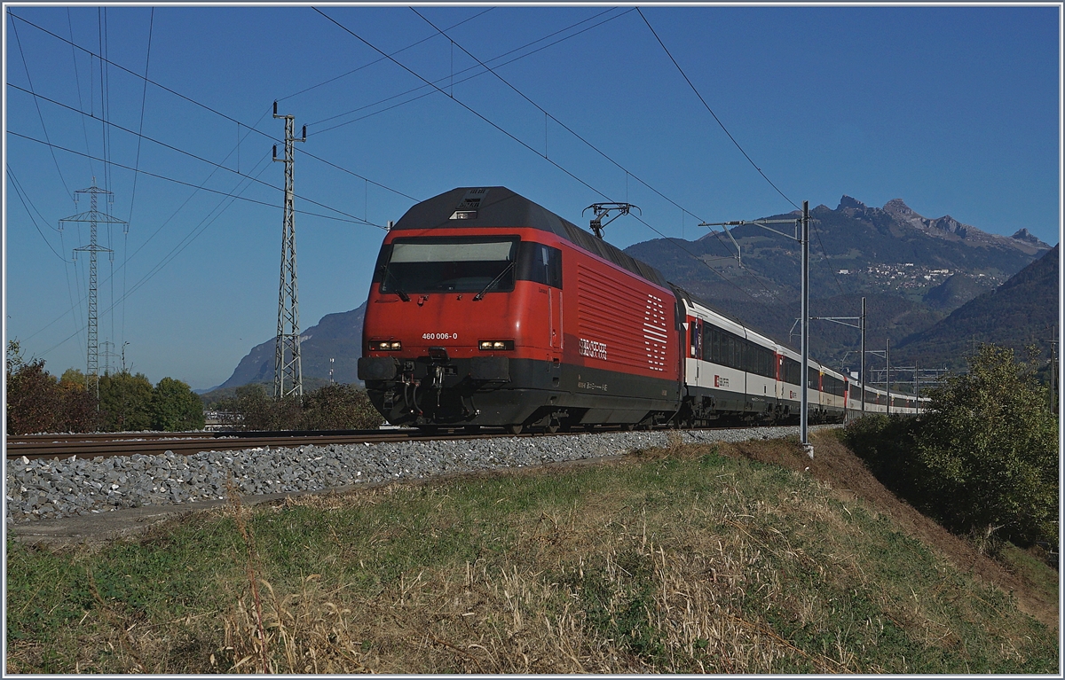 Weder Re 460 noch EW IV sind auf der Simplon Strecke Lausanne - Brig was  besonders  doch seit die  Walliser  IR  verpendelt mit der Lok Seite Genève fahren, sind Bilder mit Re 460 im Morgenlicht kaum mehr möglich; um so mehr freute ich mich, dass der IR 1813 mit einem Modul und der Re 460 006-0 verstärkt, mir die Gelegenheit zu einem solchen bot.
Bei Bex, den 11. Okt. 2017