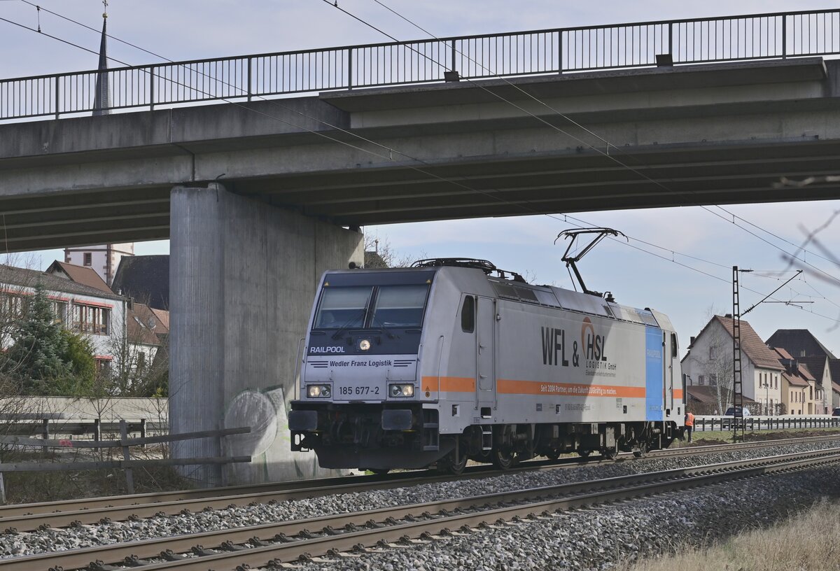 Wedler Franz Logistik 185 677-2 Lz durch Thüngersheim am 1.3.2022 gen Retzbach.