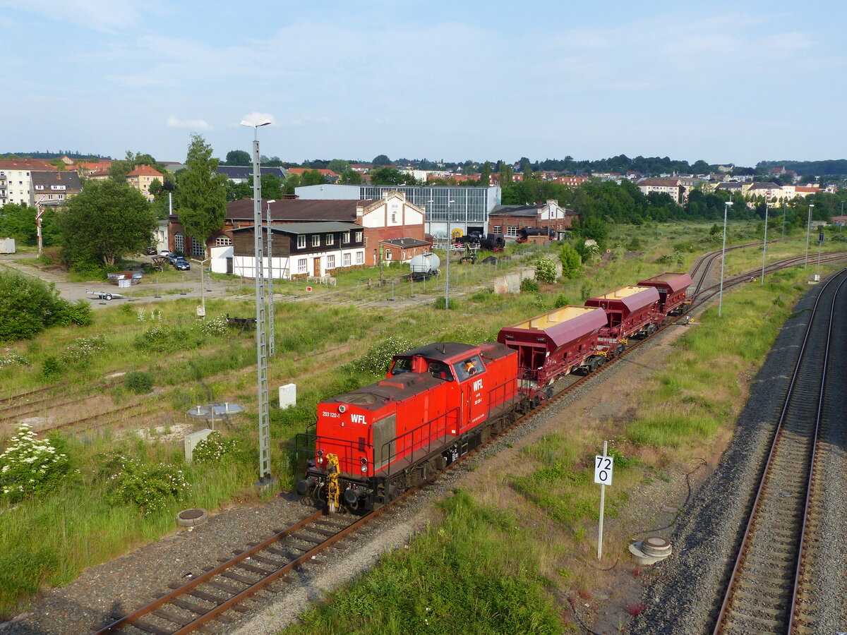 Wedler Franz Logistik 203 120-1 ( 9280 1203 120-1 D-WFL ) mit 3 Schüttgutwagen in Gera am 15.6.2021