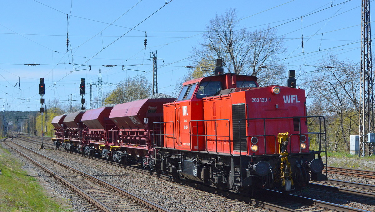 Wedler Franz Logistik GmbH & Co. KG, Potsdam  mit  Lok 26/203 120-1  [NVR-Nummer: 92 80 1203 120-1 D-WFL] und Schotterzug am 27.04.21 Durchfahrt Bf. Saarmund.