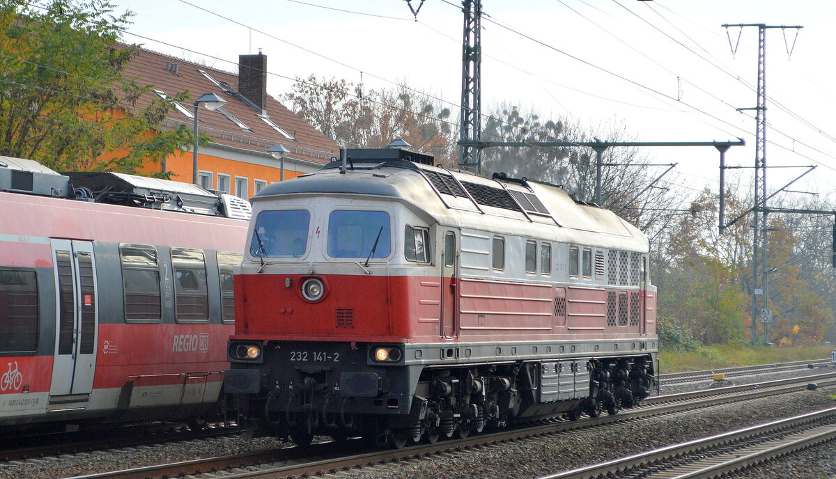 Wedler Franz Logistik GmbH & Co. KG, Potsdam mit  232 141-2  [NVR-Nummer: 92 80 1232 141-2 D-WFL] am 11.11.21 Durchfahrt Bf. Golm.