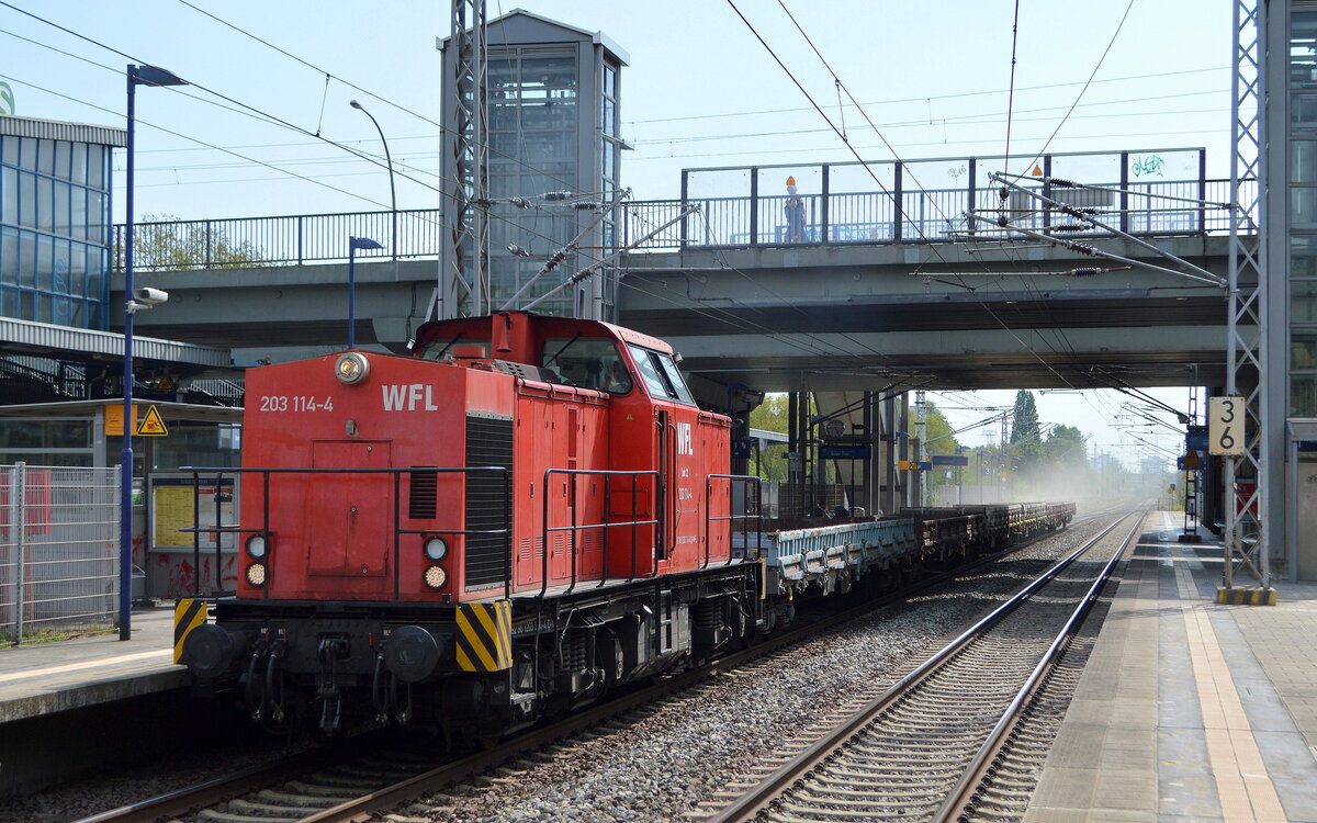 Wedler Franz Logistik GmbH & Co. KG, Potsdam mit  203 114-4/Lok 22  [NVR-Nummer: 92 80 1203 114-4 D-WFL] und mehreren leeren aber stark staubenden Drehgestell-Flachwagen Durchfahrt Bahnhof Berlin Hohenschönhausen am 18.08.22