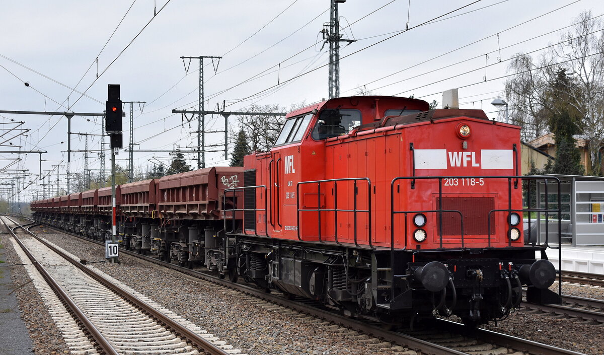 Wedler Franz Logistik GmbH & Co. KG, Potsdam  Lok 37/ 203 118-5  [NVR-Nummer: 92 80 1203 118-5 D-WFL] und einem Schotterzug (leer) am 18.04.23 Durchfahrt Bahnhof Golm.