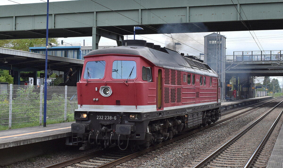 Wedler Franz Logistik GmbH & Co. KG, Potsdam mit ihrer  232 238-6  (NVR:  92 80 1232 238-6 D-WFL ) am 22.08.23 Durchfahrt Bahnhof Berlin-Hohenschönhausen. Verständlich das an diesem zwar nicht heißem aber sehr schwülwarmen Tag alle Türen zum Durchzug geöffnet waren !!!!
