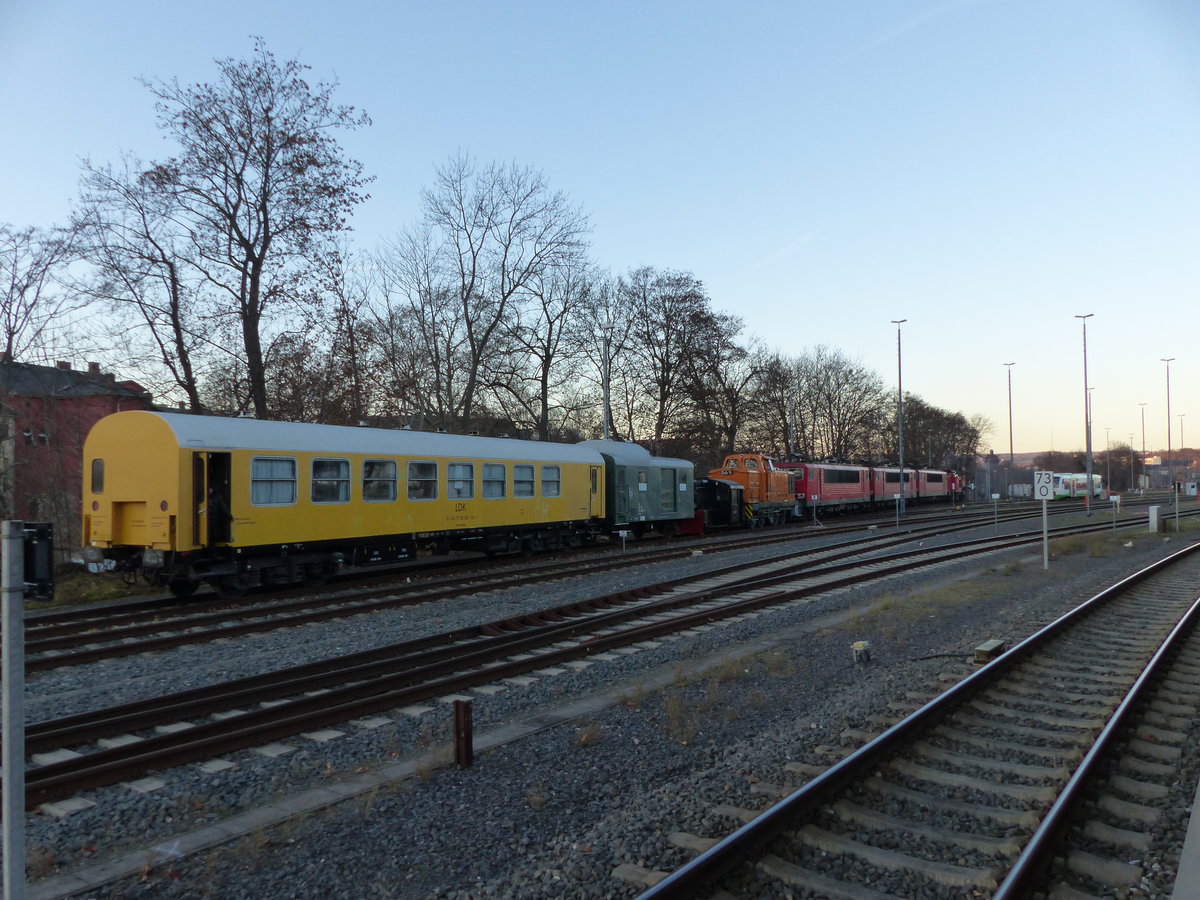 Wedler Franz Logistik WFL Lok 12 ( 9880 3293 021-2 D-WFL ) schiebt in Gera einen Lokzug mit Begleitwagen aus der Bereitstellung ins Netz am 19.12.2020