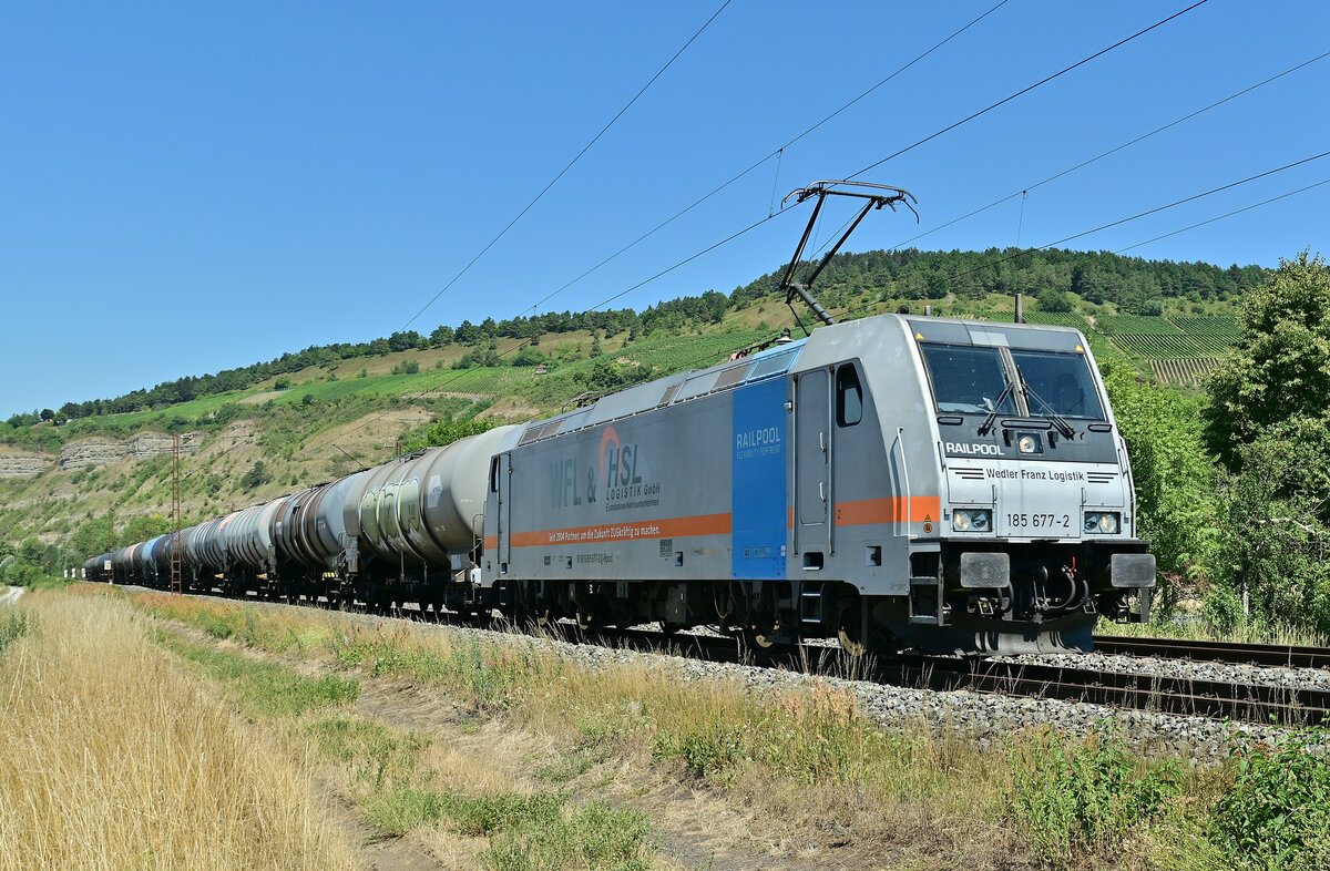 Wedler Franz Logistik/HSL 185 677 mit einem Kesselwagenzug am Haken ist mir am Dienstag den 19. Juli 2022 bei Thüngersheim vor das Objektiv geraten und verewigt worden. 