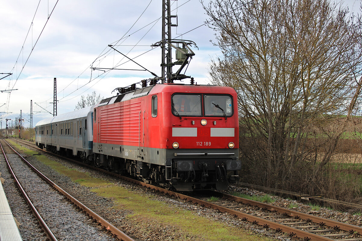 WEE 112 189 erreicht mit ihrem RB89-Ersatzzug den Bahnhof Möttingen in Richtung Donauwörth. (31.03.2023)