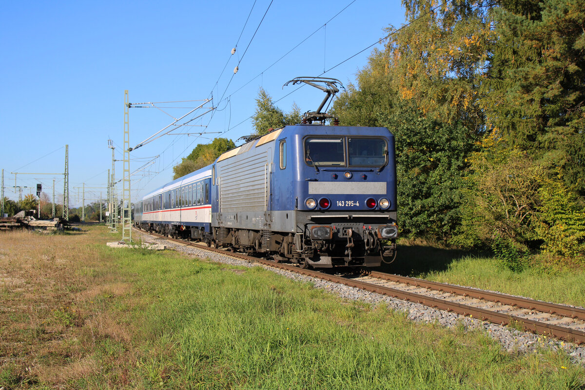 WEE 143 295-4 erreicht am 04.10.2022 mit ihrem RS21-Ersatzzug den Bahnhof Laupheim West zur Fahrt über Laupheim Stadt nach Biberach(Riß)Süd.