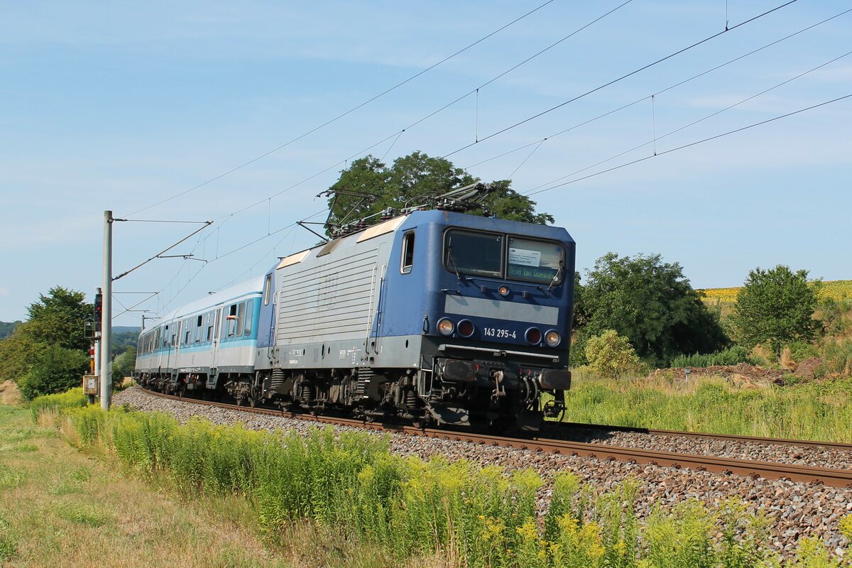 WEE-143 295-4 mit GfF-Wagengarnitur als Abellio-Ersatzzug auf der RB25 (Saalfeld-Halle). Hier am 24.7.2022 bei Großeutersdorf auf dem Weg nach Halle/Saale.