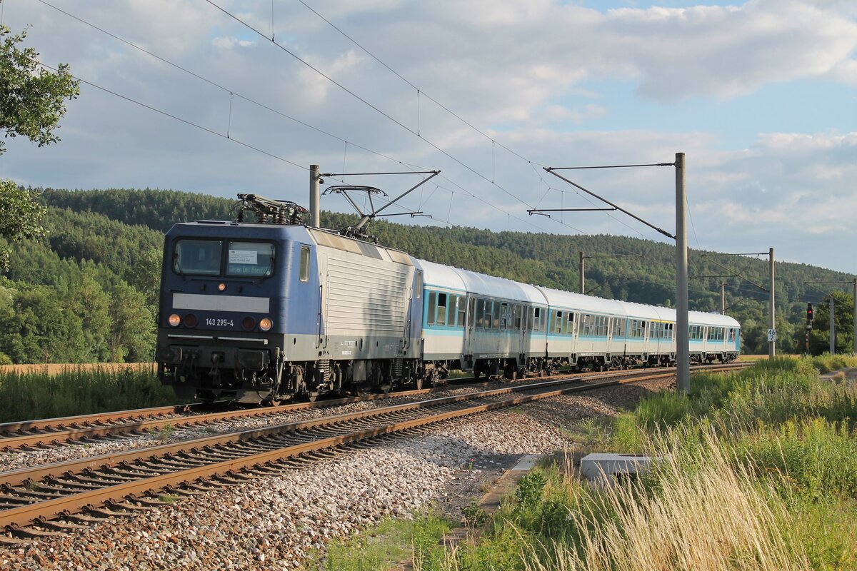 WEE-143 295-4 mit seiner GfF-Wagengarnitur als Abellio-Ersatzzug RB25 (Saalfeld-Halle) am 15.7.2022 bei Großeutersdorf