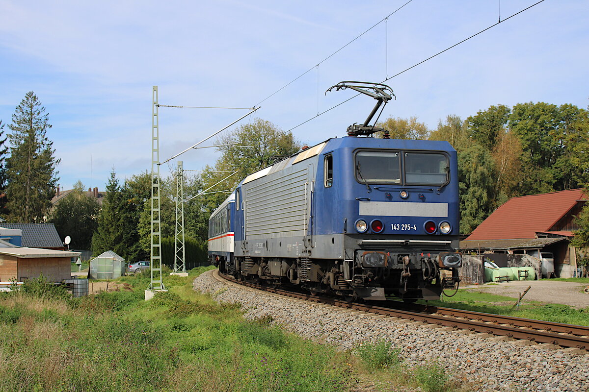 WEE 143 295-4 verlässt mit ihrem RS21-Ersatzzug (Ulm Hbf - Biberach(Riß)Süd) Laupheim West in Richtung Laupheim Stadt. (04.10.2022)