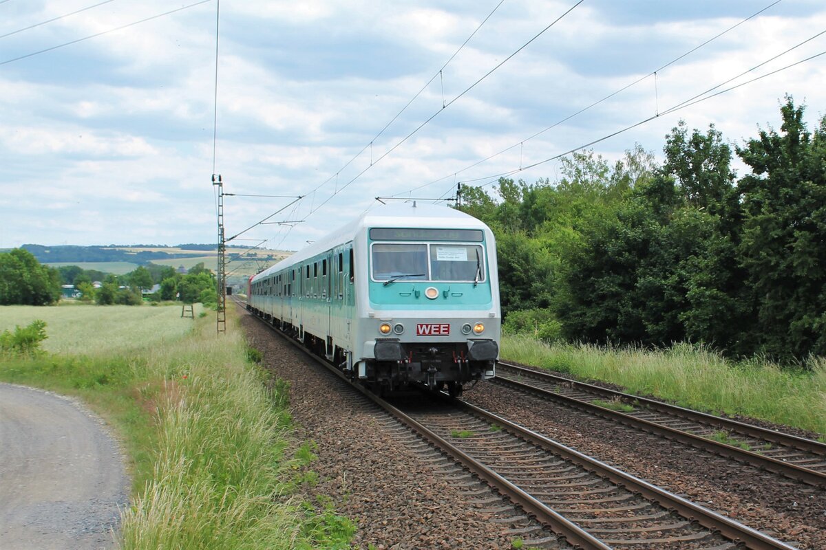 WEE-Steuerwagen Bnrbdzf 480.2 (50 80 80-34 156-5 D-WEE) mit 143 175-8 der Salzland Rail Service GmbH (SRS) als Schublok im Einsatz als Ersatzzug für Abellio zwischen Halle (Saale)-Saalfeld (Saale) als RB 25. Hier am 11.6.2022 bei Remschütz auf dem Weg nach Halle (Saale)