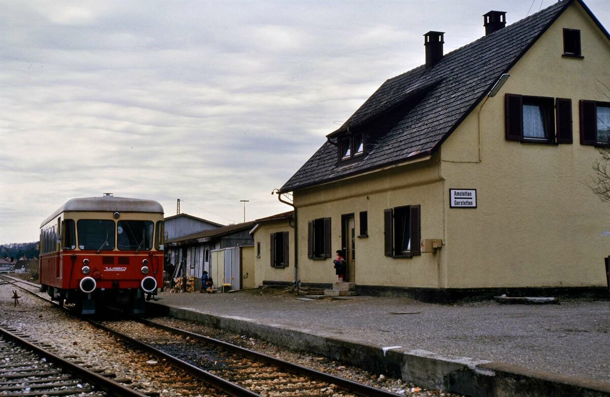WEG-Bahnhof Amstetten, Lokalbahn Amstetten-Gerstetten noch zu WEG-Zeiten. Der Lokalbahnhof befand sich neben den Gleisen der DB auf einem eigenen Areal.
Datum: 01.04.1985
