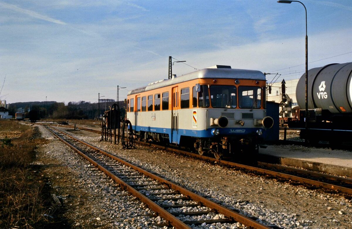 WEG-Nebenbahn Amstetten-Laichingen, Bahnhof Amstetten mit Gleisen der Spurweite 1000 mm. Neben dem Schienenbus rechts beginnen gleich die Gleise der DB.
Datum: 01.04.1985