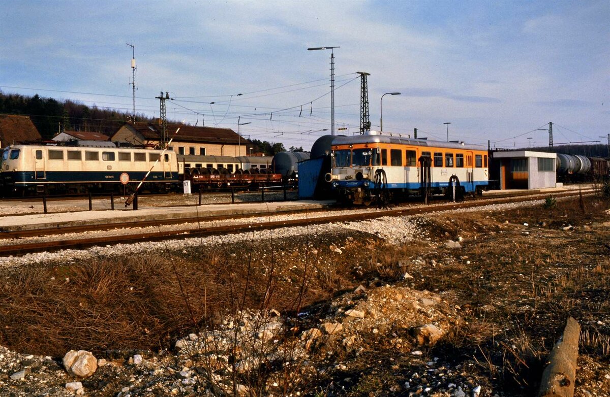 WEG-Nebenbahn Amstetten-Laichingen, rechts der schlichte WEG-Bahnhof Amstetten mit Gleisen der Spurweite 1000 mm. Er besaß nur ein kleines Wartehaus und kein Bahnhofsgebäude. Neben dem Fuchs-Schienenbus (T 30 bzw. T 31 ?) beginnen gleich die Gleise der DB.
Datum: 01.04.1985