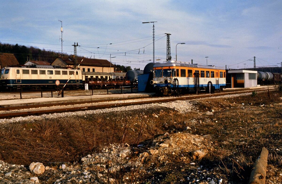 WEG-Nebenbahn Amstetten-Laichingen, rechts der WEG-Bahnhof Amstetten mit Gleisen der Spurweite 1000 mm. Neben dem WEG-Schienenbus beginnen gleich die Gleise der DB.
Datum: 01.04.1985