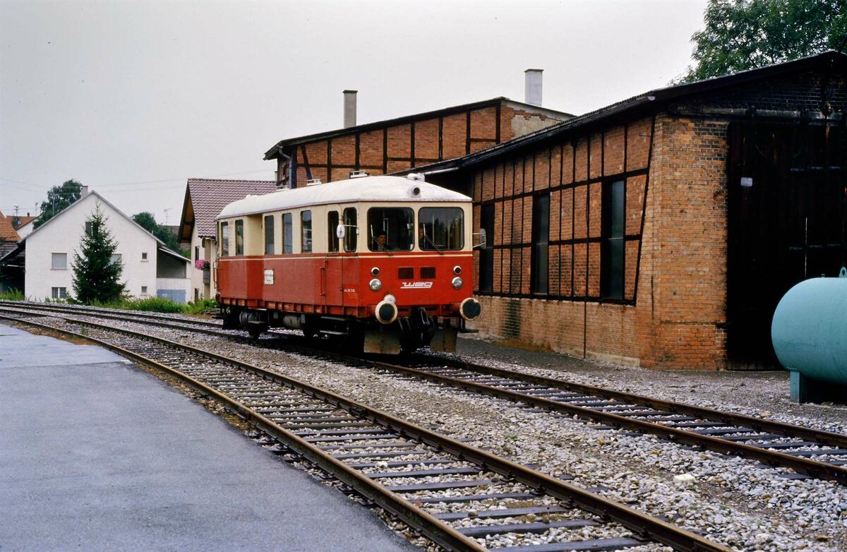 WEG-Nebenbahn Vaihingen/Enz-Enzweihingen: Schienenbus T04 neben dem Fahrzeugdepot Enzweihingen. Das Gebäude ist noch vorhanden.
Datum: 06.09.1984