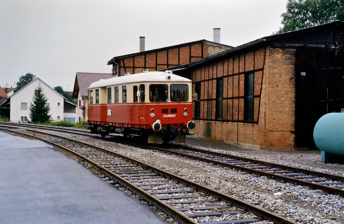 WEG-Nebenbahn Vaihingen/Enz-Enzweihingen: Schlepptriebwagen T 04 (Hersteller Wegmann und MAN) neben dem Fahrzeugdepot Enzweihingen. Das Gebäude ist noch vorhanden. T 04 wurde bei einem Bahnunternehmen in Bietigheim-Bissingen (Eisenbahn-Service Gesellschaft mbH) unrestauriert abgestellt. Wer das Einzelstück erwerben will, der sollte sich sputen! 
Datum: 06.09.1984