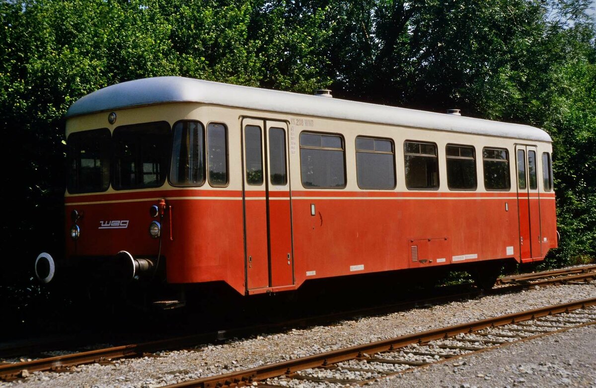 WEG-Nebenbahn Vaihingen/Enz-Enzweihingen: VS 208, der früher auf der WEG-Bahnlinie Korntal-Weissach unterwegs war, im Bahnhof Enzweihingen, 22.07.1984