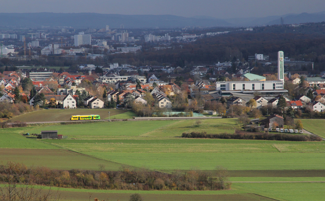 WEG (Strohgäubahn) VT 366 // Blick vom  Grüner Heiner  auf Korntal. // 18. November 2017
