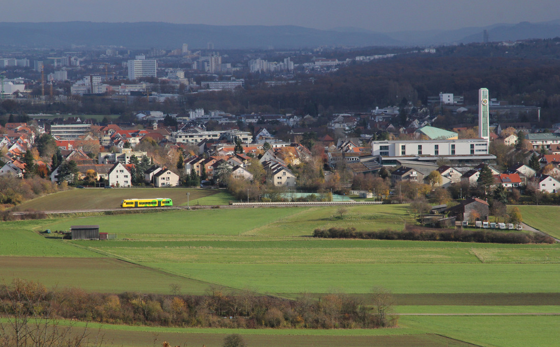 WEG (Strohgäubahn) VT 366 // Blick vom  Grüner Heiner  auf Korntal. // 18. November 2017
