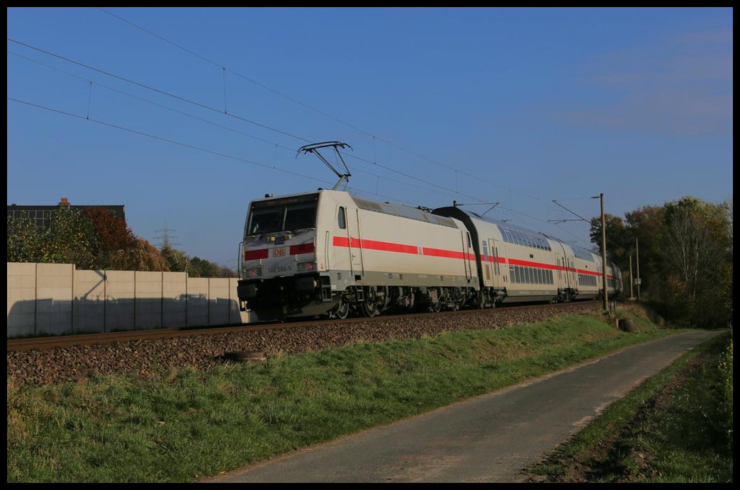 Wegen der augenblicklichen Streckensperrung zwischen Rheine und Münster werden die IC Norddeich nach Koblenz und umgekehrt über Osnabrück umgeleitet. Hier ist DB 146566-5 am 4.11.2020 um 10.27 Uhr schiebend mit dem IC 2 nach Koblenz bei Lotte unterwegs.