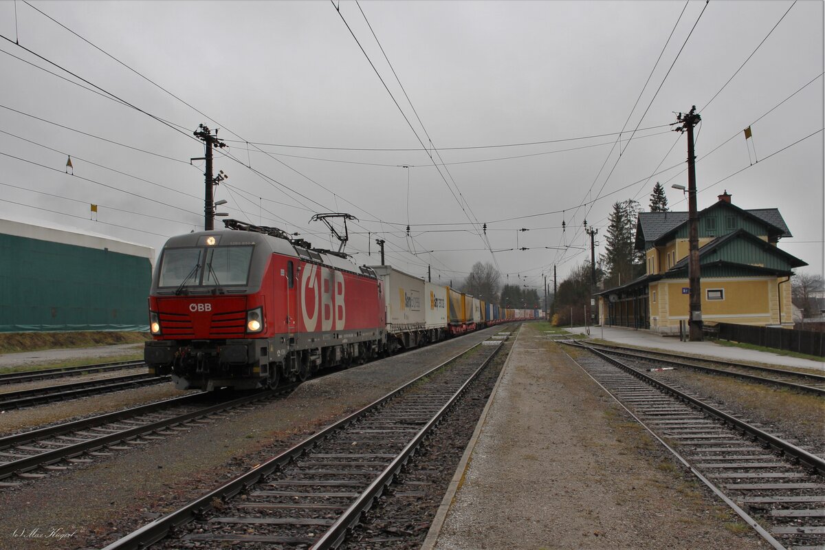 Wegen einer außerordentlichen Befehlsbeigabe kam am 18.4.2023 der umgeleitete SKGAG42244 bespannt mit der 1293 010 auf seinem Weg von Tarvisio Boscoverde nach Lambach im Bahnhof Admont zum Stehen und wartet hier auf die Weiterfahrt.