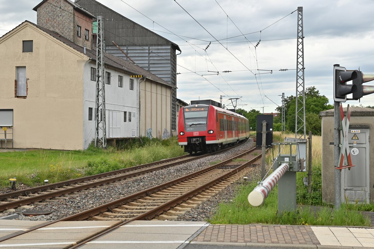 Wegen Bahnbauarbeiten in Hirschhorn enden die S1 Züge in Eberbach. So auch der 425 738 der hier gerade in Oberschefflenz einfährt. Dienstag den 6.7.2021