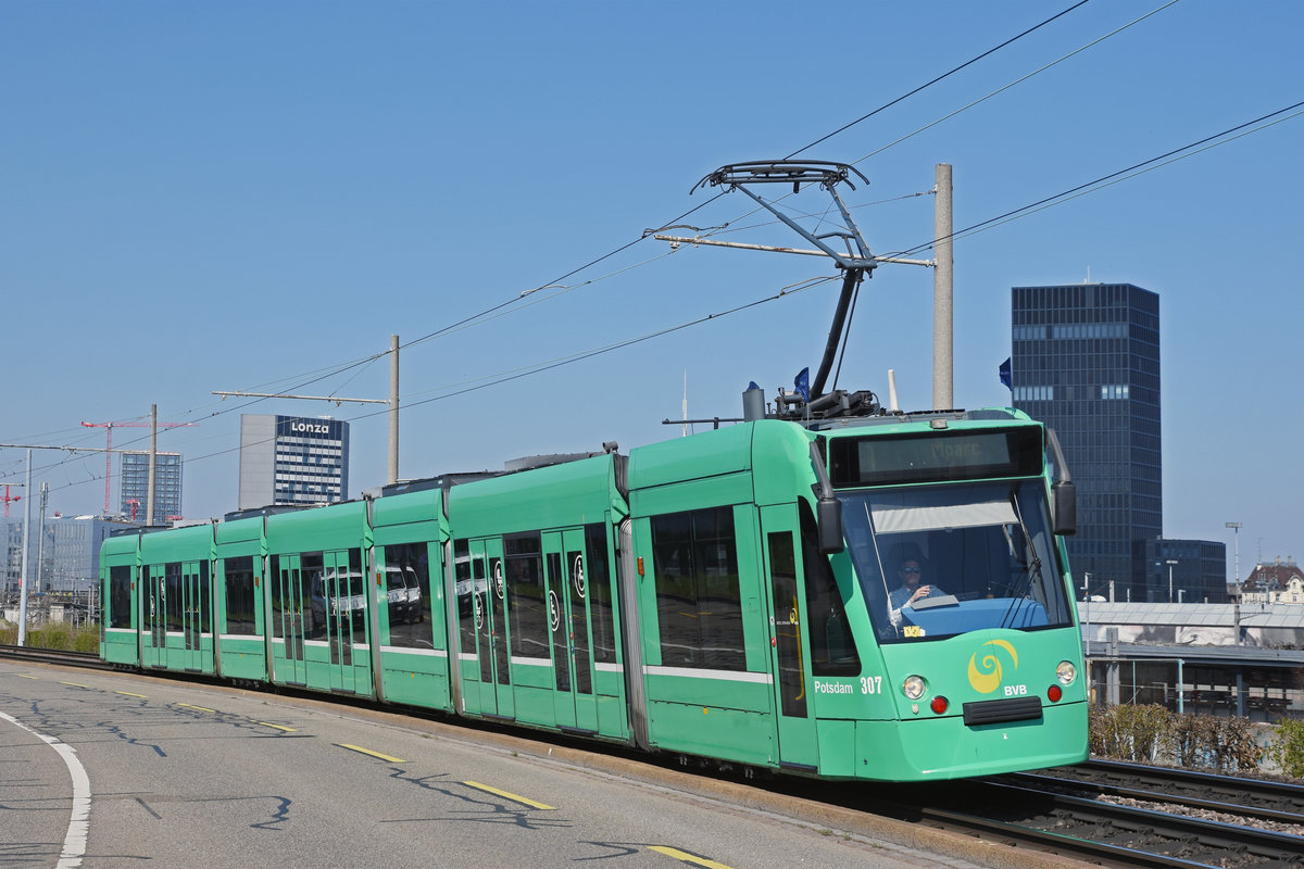 Wegen Bauarbeiten am Bahnhof SBB werden diverse Linien umgeleitet oder verlängert. Hier fährt der Be 6/8 Combino 307, auf der Linie 1, zur Endstation M-Parc. Die Aufnahme stammt vom 29.03.2019.
